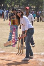 amruta patki playing cricket at Fashion at Big Bazaar & Percept Media presents Cricket Day in SRPF Ground, Goregaon on 19th Feb 201.JPG